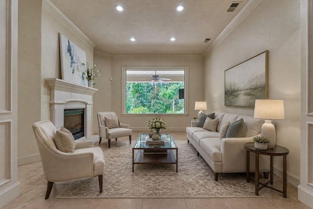 94 E Bracebridge Circle, The Woodlands, TX 77382