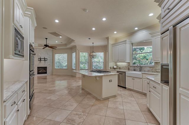 94 E Bracebridge Circle, The Woodlands, TX 77382