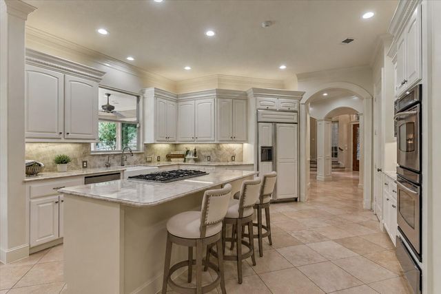 94 E Bracebridge Circle, The Woodlands, TX 77382