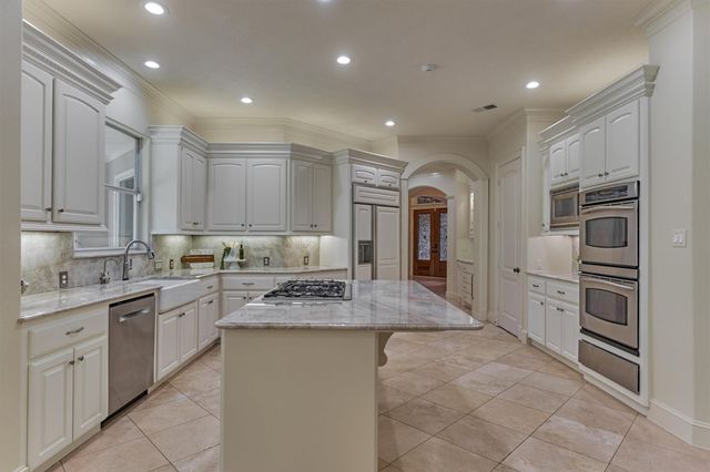 94 E Bracebridge Circle, The Woodlands, TX 77382
