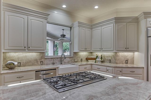 94 E Bracebridge Circle, The Woodlands, TX 77382