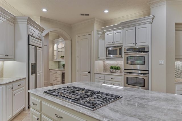94 E Bracebridge Circle, The Woodlands, TX 77382