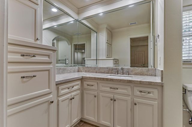 94 E Bracebridge Circle, The Woodlands, TX 77382