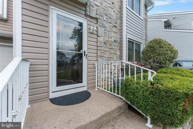 17 WINCHESTER DR, East Windsor, NJ 08520