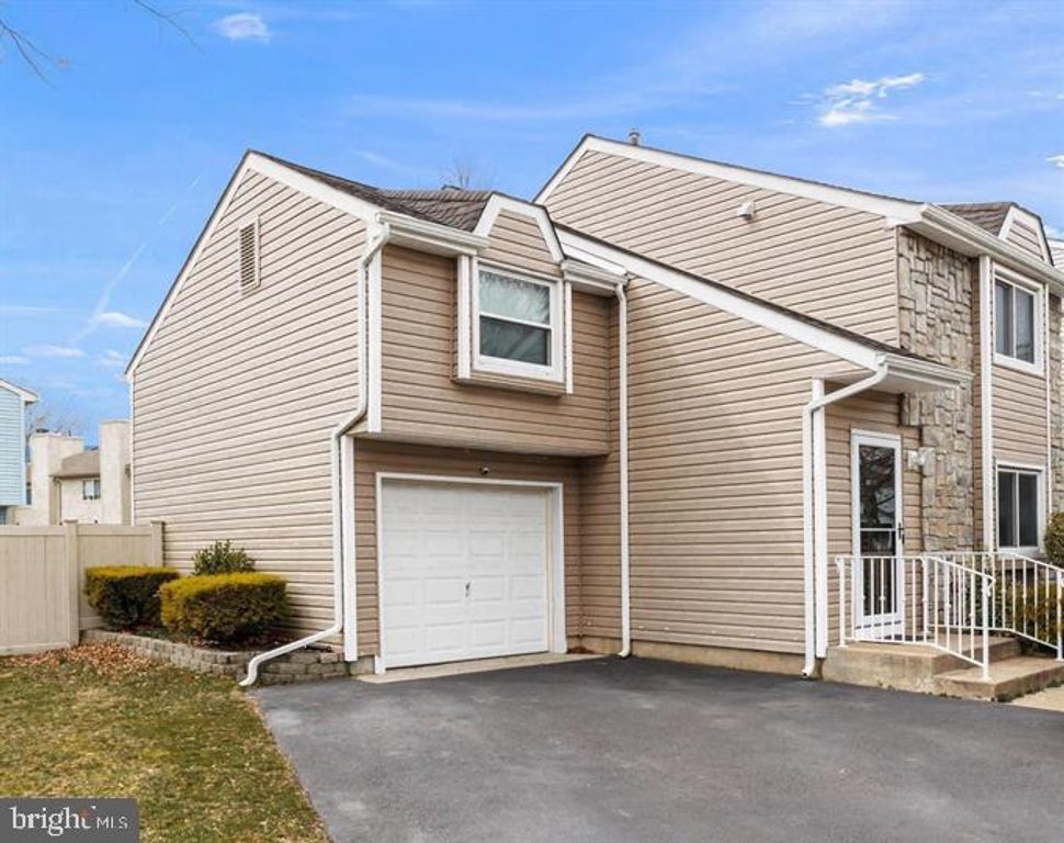 17 WINCHESTER DR, East Windsor, NJ 08520