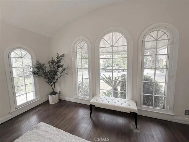 933 S MULLEN Avenue, Los Angeles, CA 90019