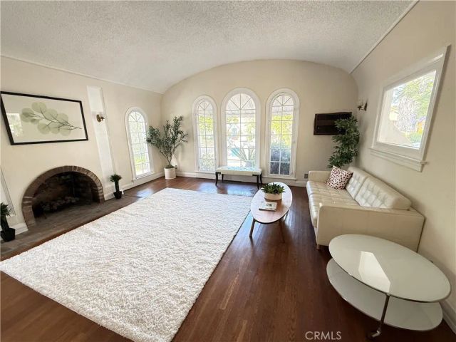 933 S MULLEN Avenue, Los Angeles, CA 90019