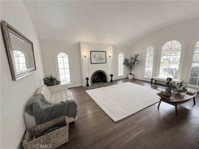 933 S MULLEN Avenue, Los Angeles, CA 90019