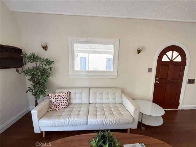 933 S MULLEN Avenue, Los Angeles, CA 90019