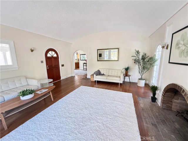 933 S MULLEN Avenue, Los Angeles, CA 90019