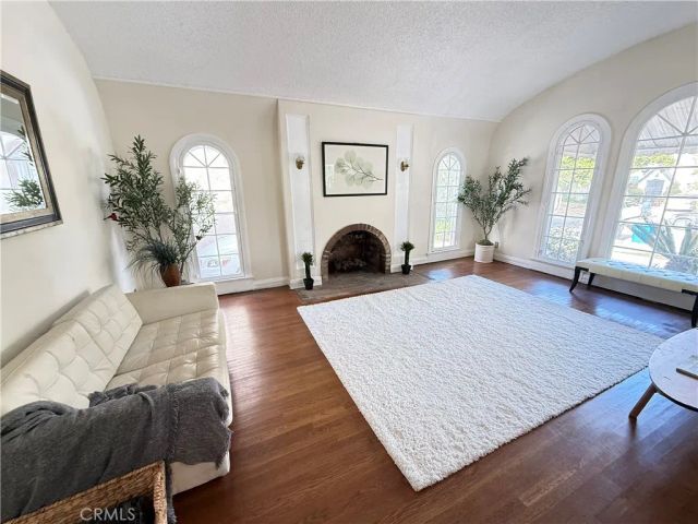 933 S MULLEN Avenue, Los Angeles, CA 90019
