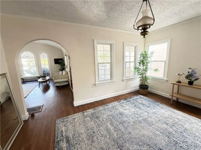 933 S MULLEN Avenue, Los Angeles, CA 90019