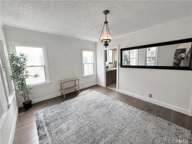 933 S MULLEN Avenue, Los Angeles, CA 90019
