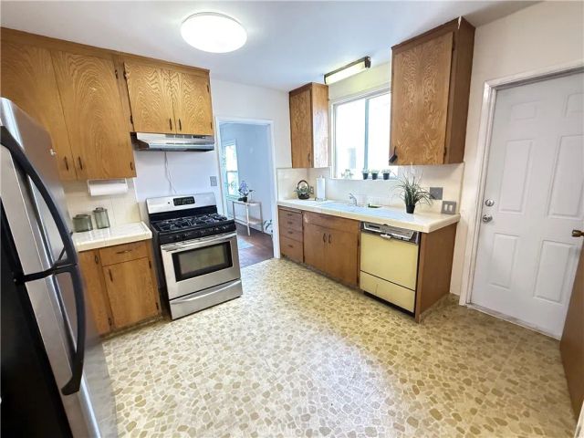 933 S MULLEN Avenue, Los Angeles, CA 90019