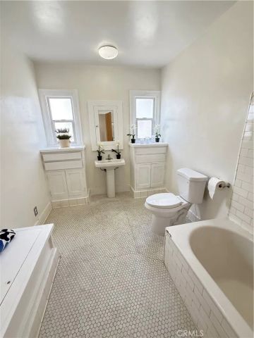 933 S MULLEN Avenue, Los Angeles, CA 90019