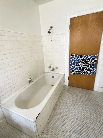 933 S MULLEN Avenue, Los Angeles, CA 90019