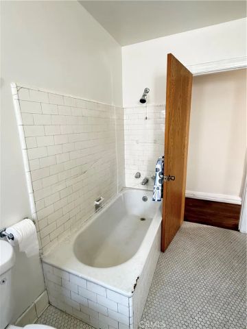 933 S MULLEN Avenue, Los Angeles, CA 90019