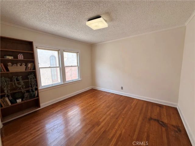933 S MULLEN Avenue, Los Angeles, CA 90019
