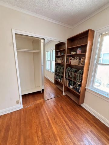 933 S MULLEN Avenue, Los Angeles, CA 90019