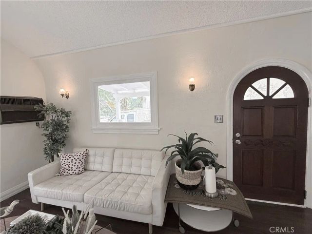 933 S MULLEN Avenue, Los Angeles, CA 90019