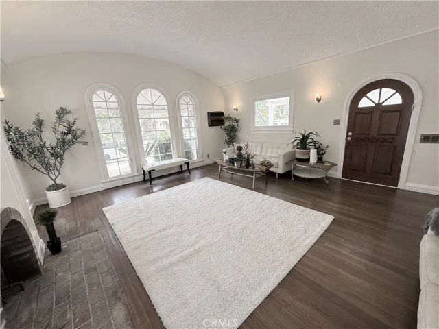 933 S MULLEN Avenue, Los Angeles, CA 90019