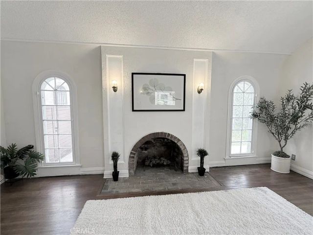 933 S MULLEN Avenue, Los Angeles, CA 90019