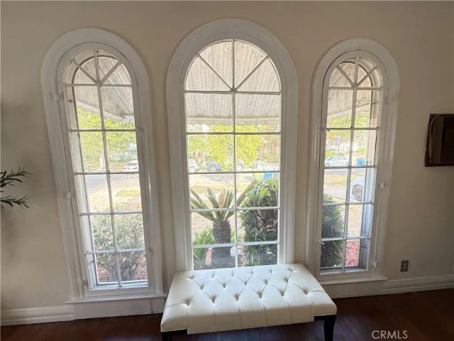 933 S MULLEN Avenue, Los Angeles, CA 90019