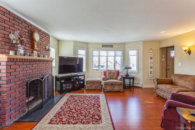 73 Parma Road, Island Park, NY 11558