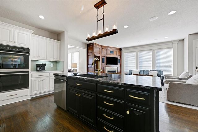 10911 W 163rd Terrace, Overland Park, KS 66221