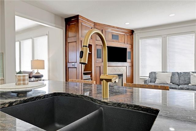 10911 W 163rd Terrace, Overland Park, KS 66221