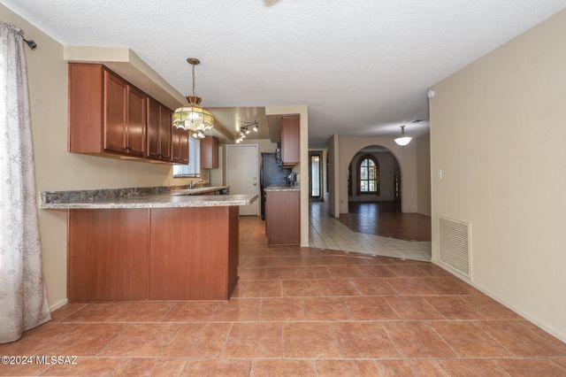 9811 E 5Th Street, Tucson, AZ 85748