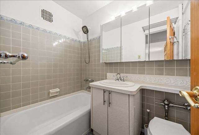 759 E 10th St Apt 4A, New York City, NY 11230