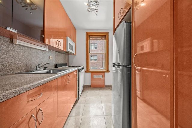 759 E 10th St Apt 4A, New York City, NY 11230