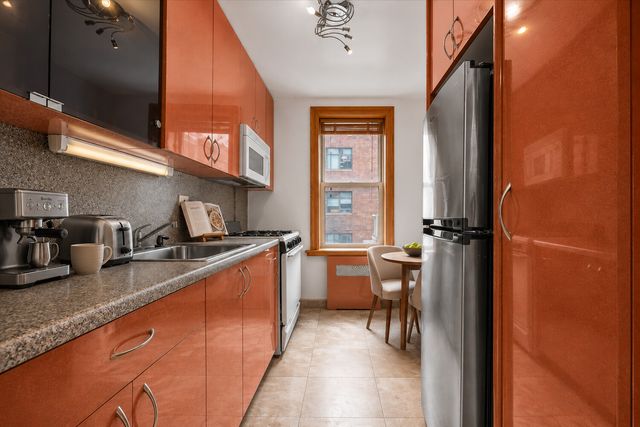 759 E 10th St Apt 4A, New York City, NY 11230