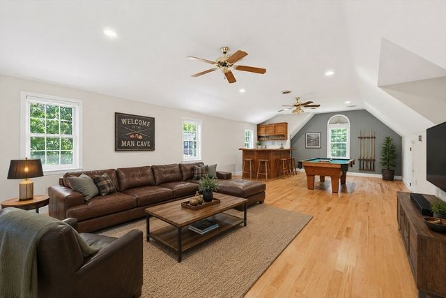 19 Windsor Dr., Foxboro, MA 02035