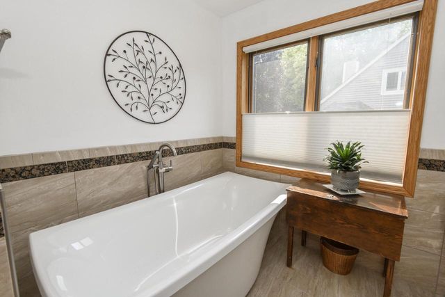 643 Cardiff DRIVE, Hartland, WI 53029