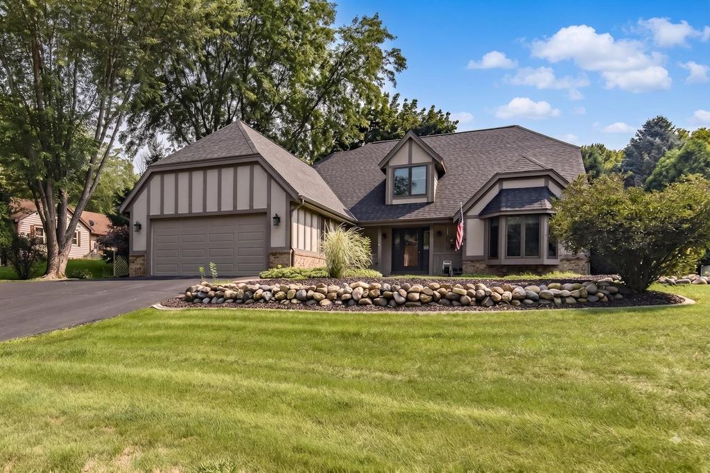 643 Cardiff DRIVE, Hartland, WI 53029