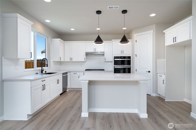 2435 SW Ridgeway Drive, Oak Harbor, WA 98277