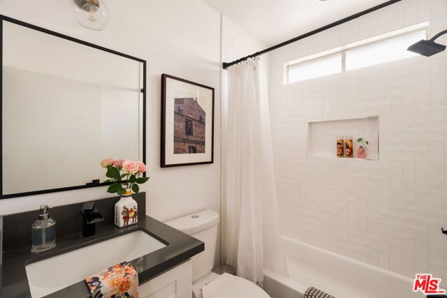 6218 Madden Avenue, Los Angeles, CA 90043