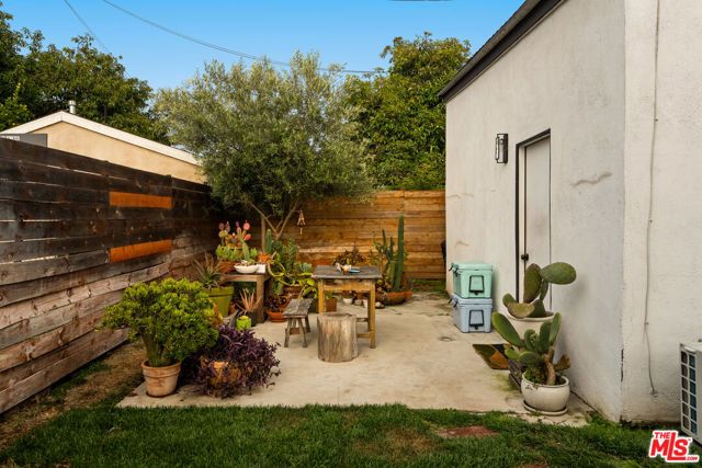 6218 Madden Avenue, Los Angeles, CA 90043