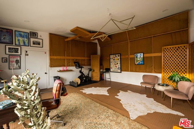 6218 Madden Avenue, Los Angeles, CA 90043