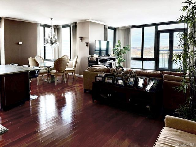 10 City Place 16E, White Plains, NY 10601