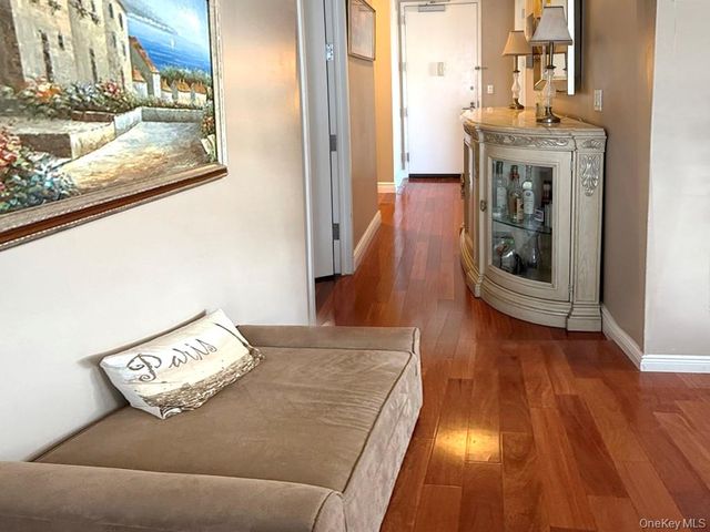 10 City Place 16E, White Plains, NY 10601