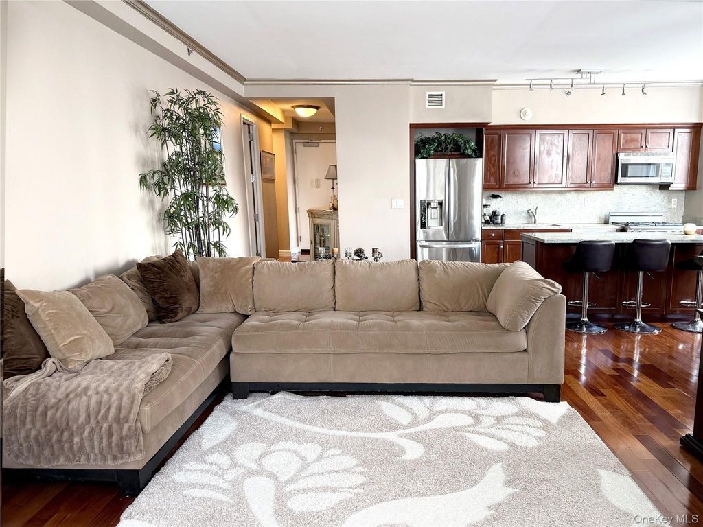 10 City Place 16E, White Plains, NY 10601