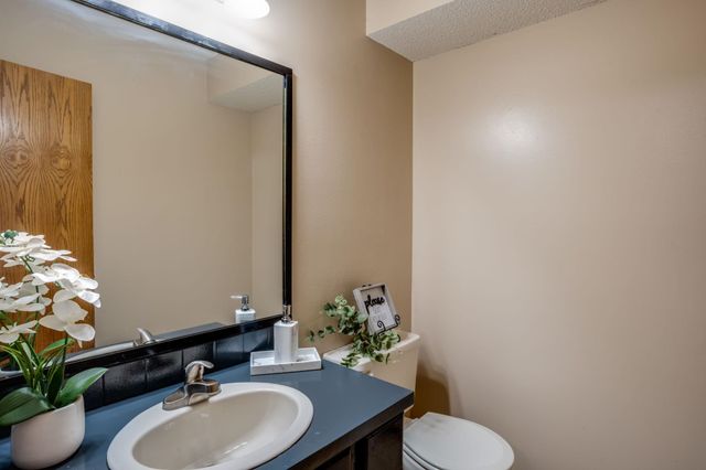 4323 N Edgemoor St, Bel Aire, KS 67220