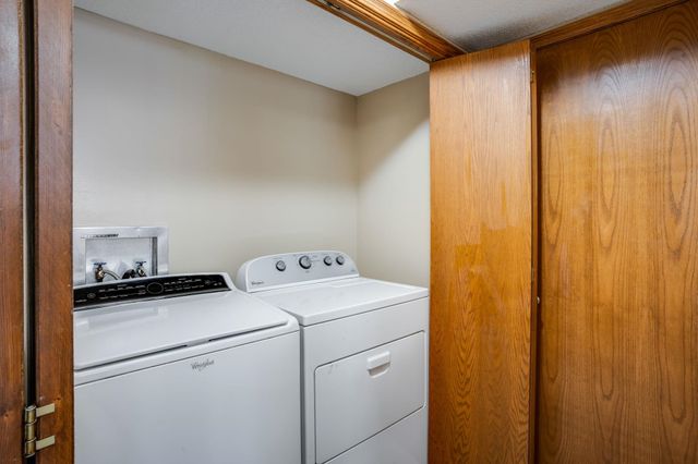 4323 N Edgemoor St, Bel Aire, KS 67220