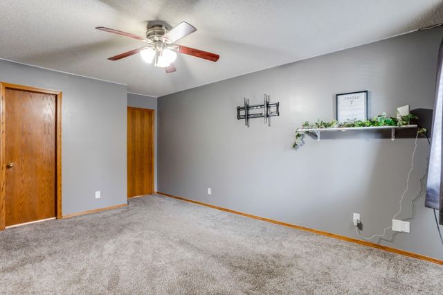 4323 N Edgemoor St, Bel Aire, KS 67220