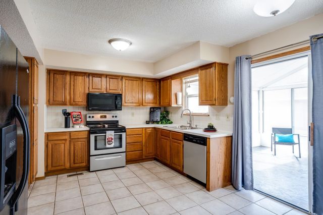 4323 N Edgemoor St, Bel Aire, KS 67220