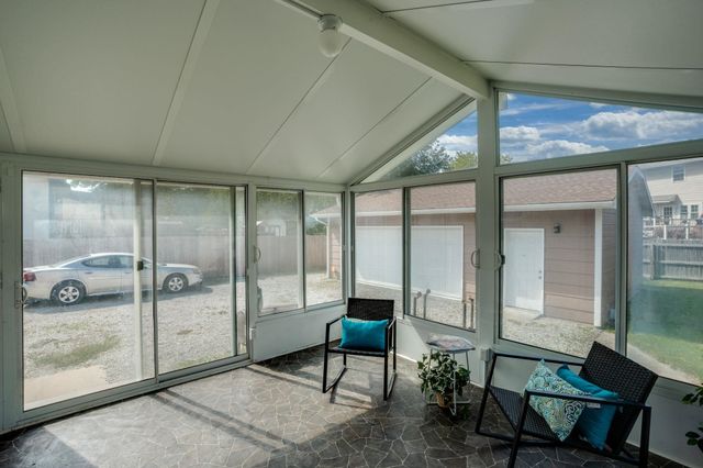 4323 N Edgemoor St, Bel Aire, KS 67220