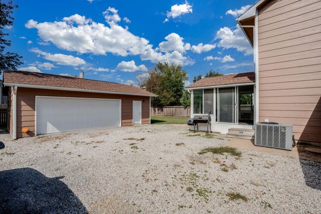 4323 N Edgemoor St, Bel Aire, KS 67220